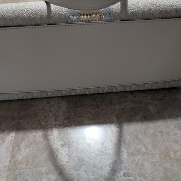 KORS RARE WHITE and GOLD MULTI Brand New with TAGS Set with RED CARPET Bag Charm - Picture 14 of 14